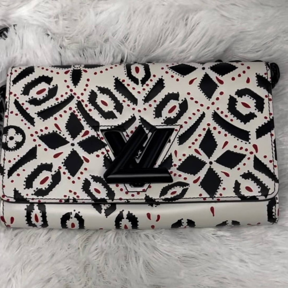 💎✨BEAUTIFUL✨💎 Authentic Twist Chain Louis Vuitton: Timeless Elegance - Picture 8 of 15